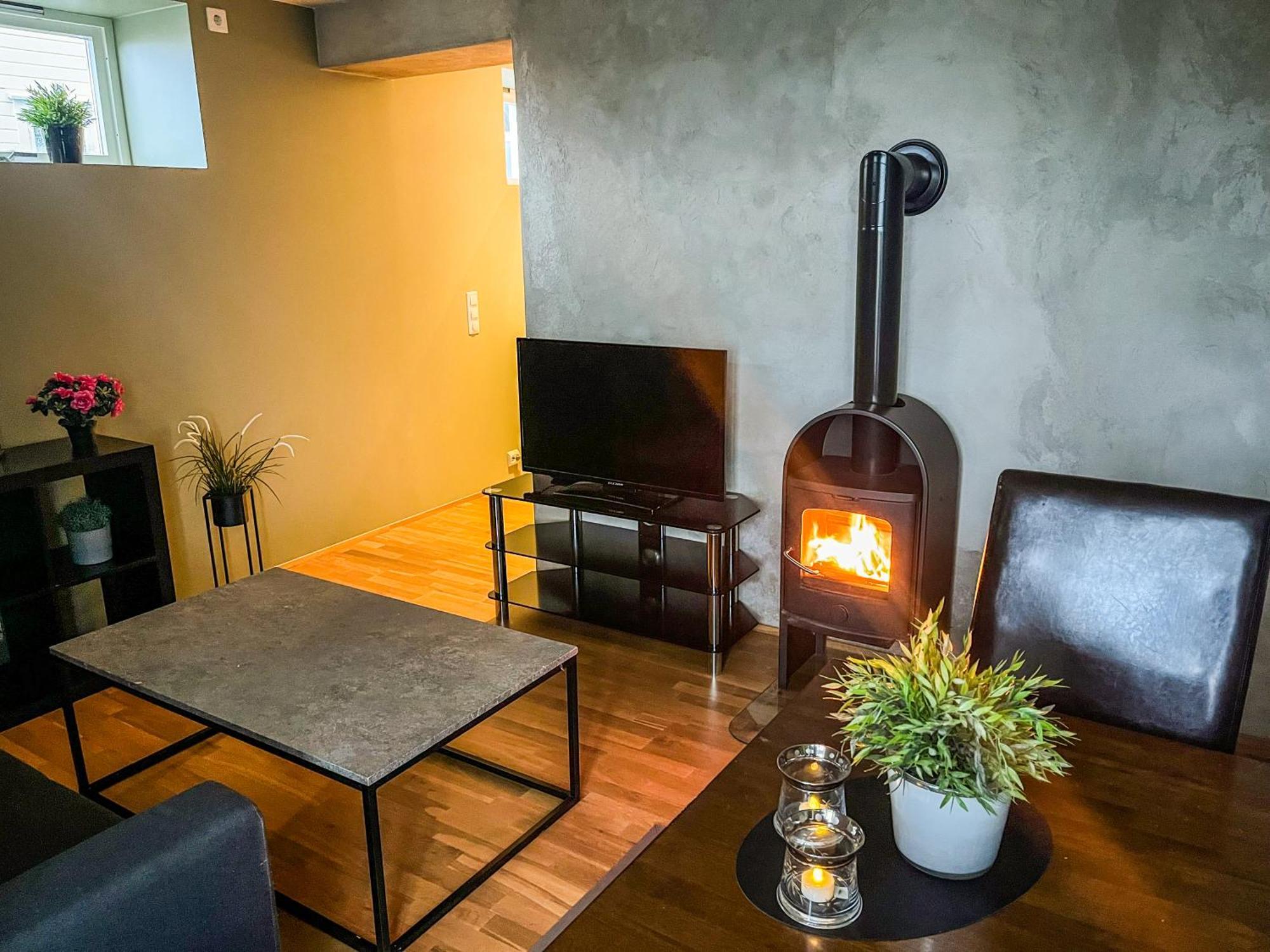 Two-Bedroom City Apartment With Fire Place, Free Parking And Fjordview Terrace - Calm And Central Alesund Bagian luar foto