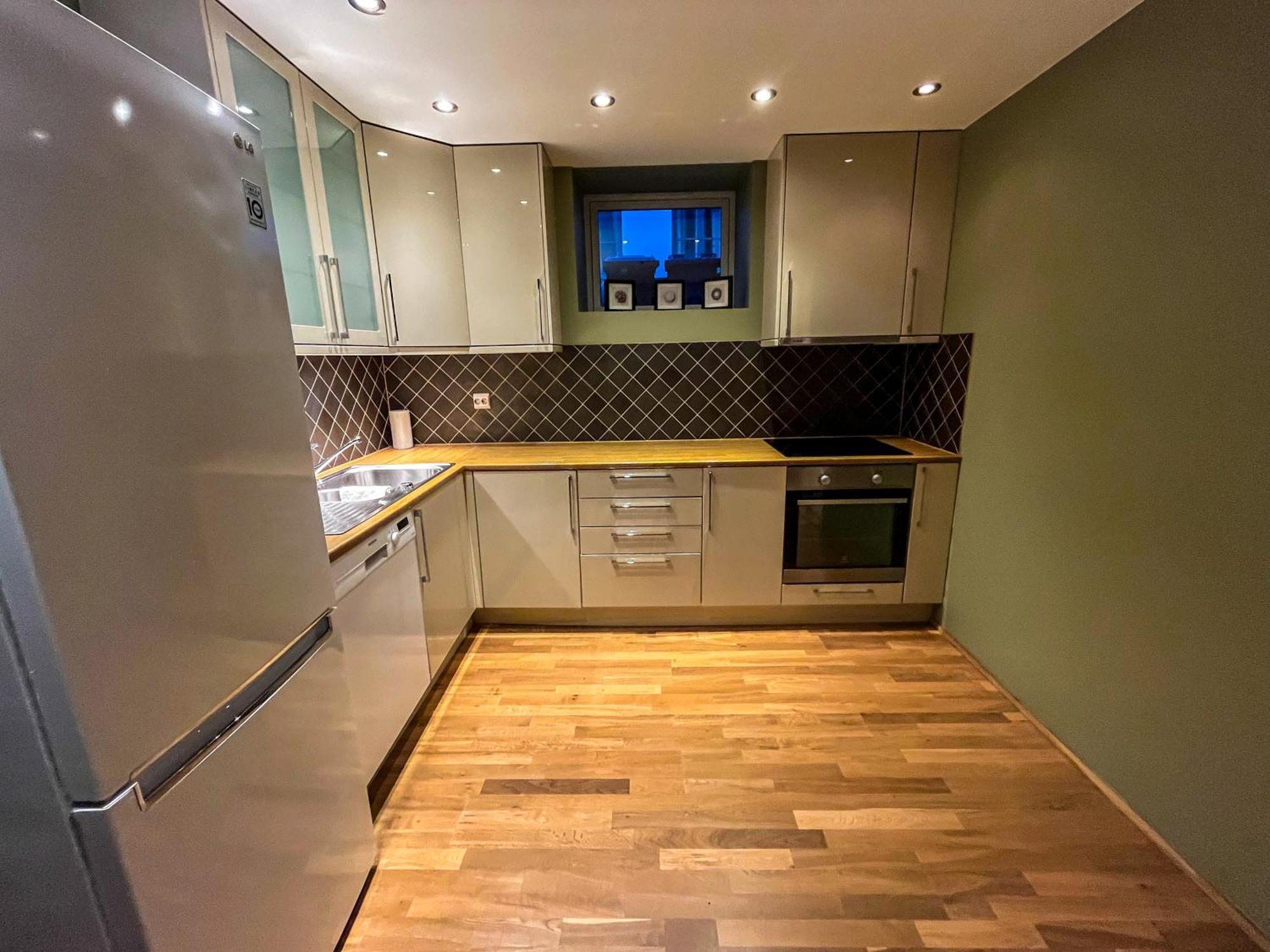 Two-Bedroom City Apartment With Fire Place, Free Parking And Fjordview Terrace - Calm And Central Alesund Bagian luar foto