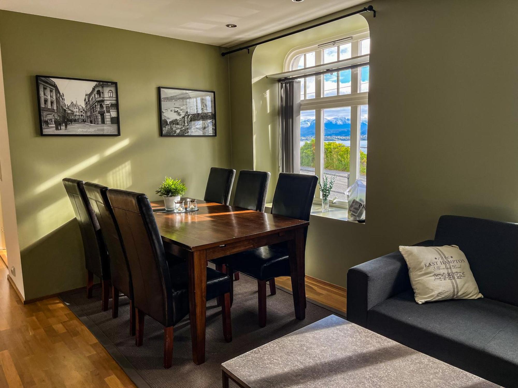 Two-Bedroom City Apartment With Fire Place, Free Parking And Fjordview Terrace - Calm And Central Alesund Bagian luar foto