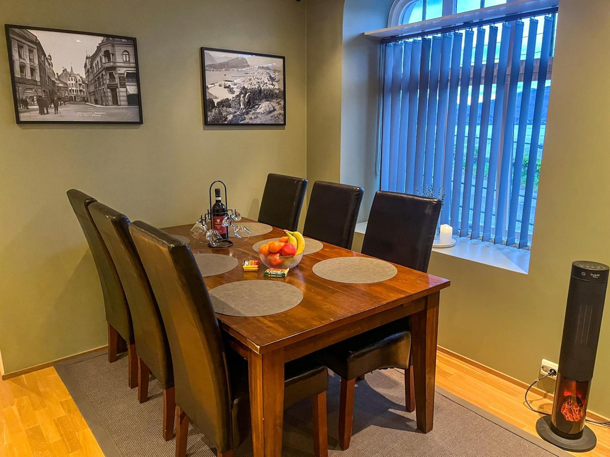 Two-Bedroom City Apartment With Fire Place, Free Parking And Fjordview Terrace - Calm And Central Alesund Bagian luar foto
