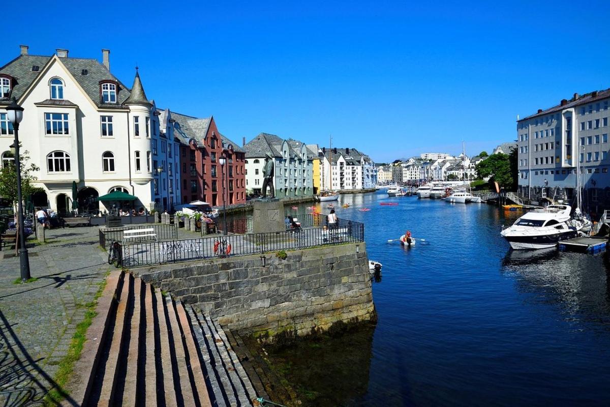 Two-Bedroom City Apartment With Fire Place, Free Parking And Fjordview Terrace - Calm And Central Alesund Bagian luar foto
