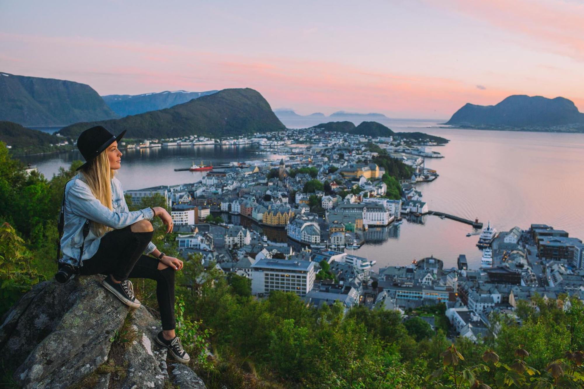 Two-Bedroom City Apartment With Fire Place, Free Parking And Fjordview Terrace - Calm And Central Alesund Bagian luar foto